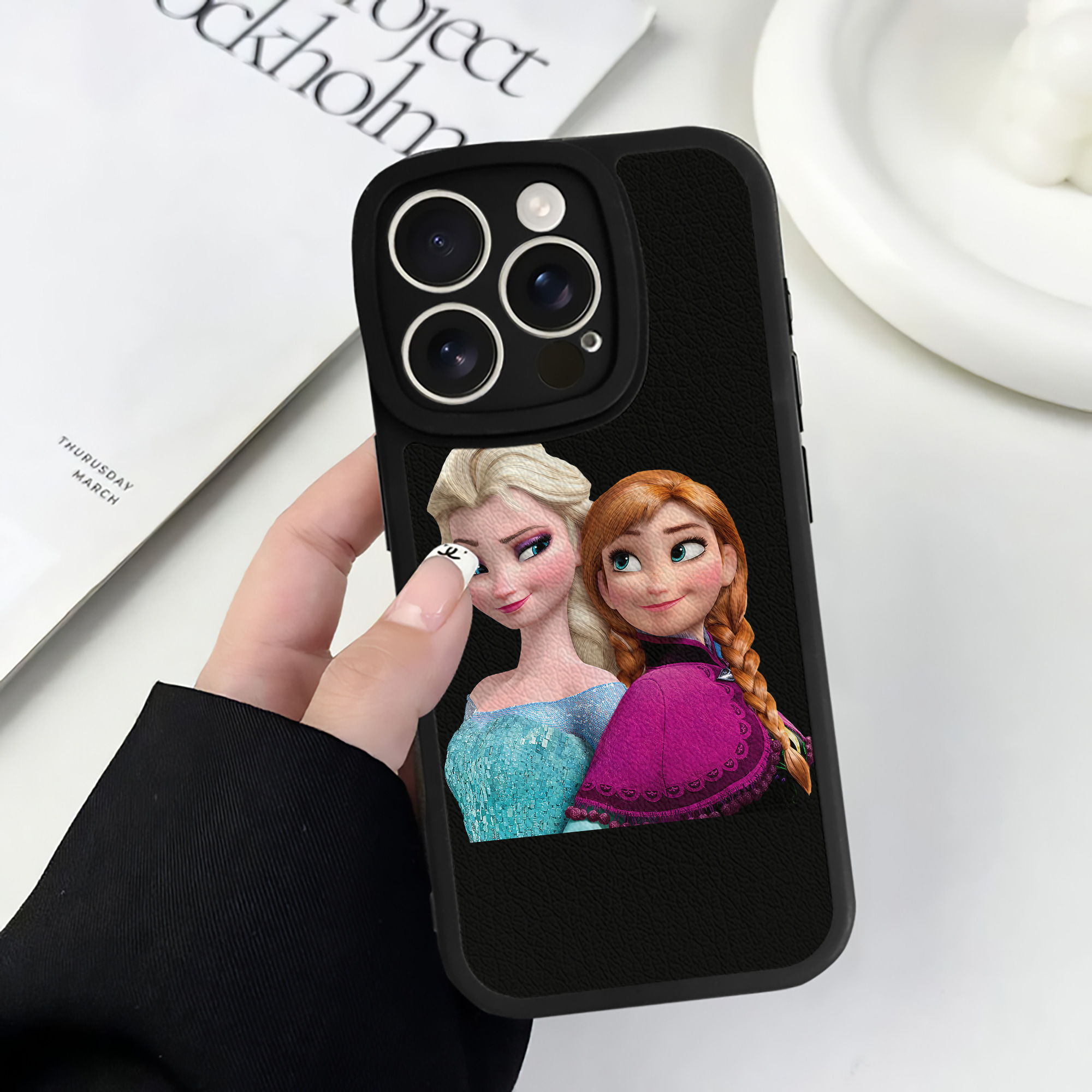 （画像用） アナと雪の女王 アンナ エルサ Frozen Anna Elsa 【iPhone 16シリーズ対応】シリコンスマホケース（レザー調） 材質：シリコン